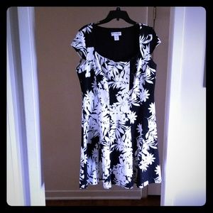 North Style black and white dress